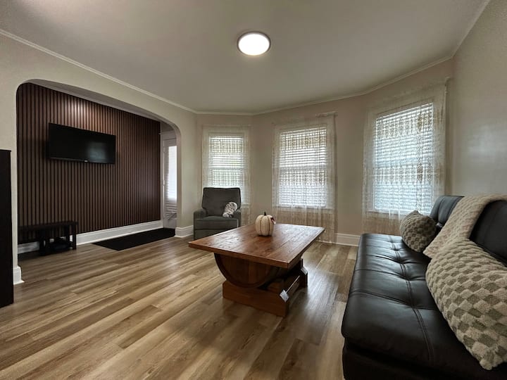 Newly Renovated 2br | Laundry + Parking - Schenectady, NY