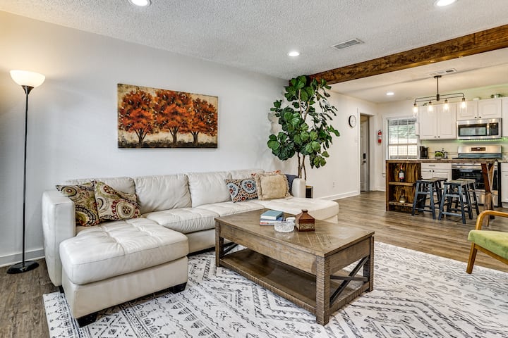 < 2 Mi To Dallas Stadium! Work & Play Base W/ Yard - Arlington, TX