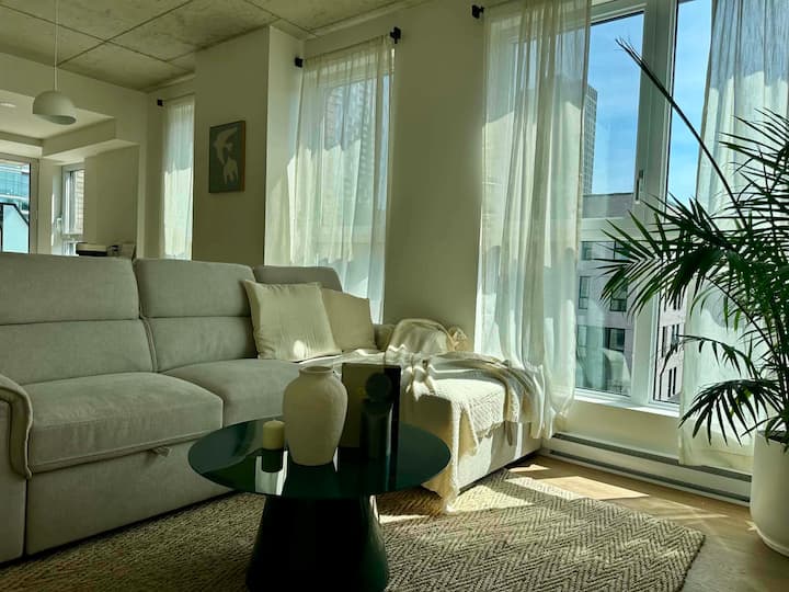 New Condo
Free Parking
Downtown - Montréal