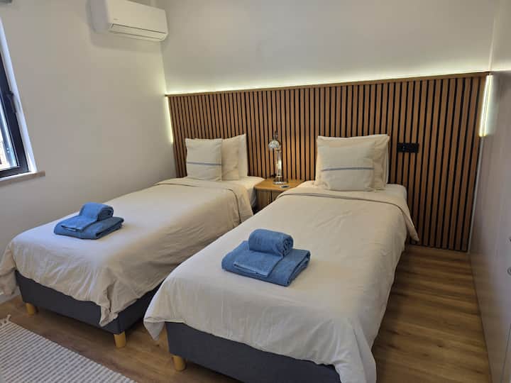 Dormitorio con dos camas individuales (90x200), aire acondicionado y un armario