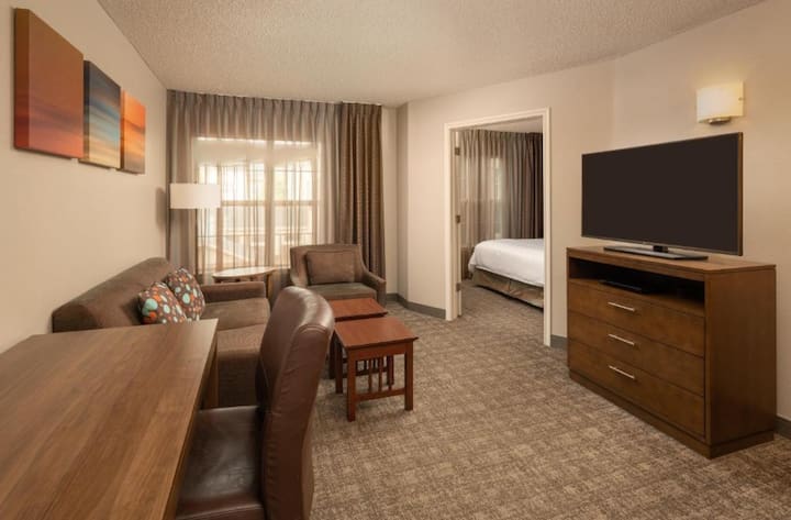 Denver Suite For Four | Gym. Pool. Free Breakfast. - Aurora, CO