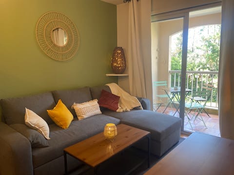 Top Airbnb: Cozy 1-bedroom apartment in Lagon Bleu with garage à Fréjus