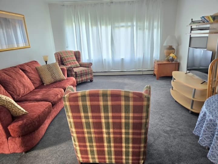 Quiet Quarters 5 B Two Bedroom Apt. With Parking - Anchorage, AK