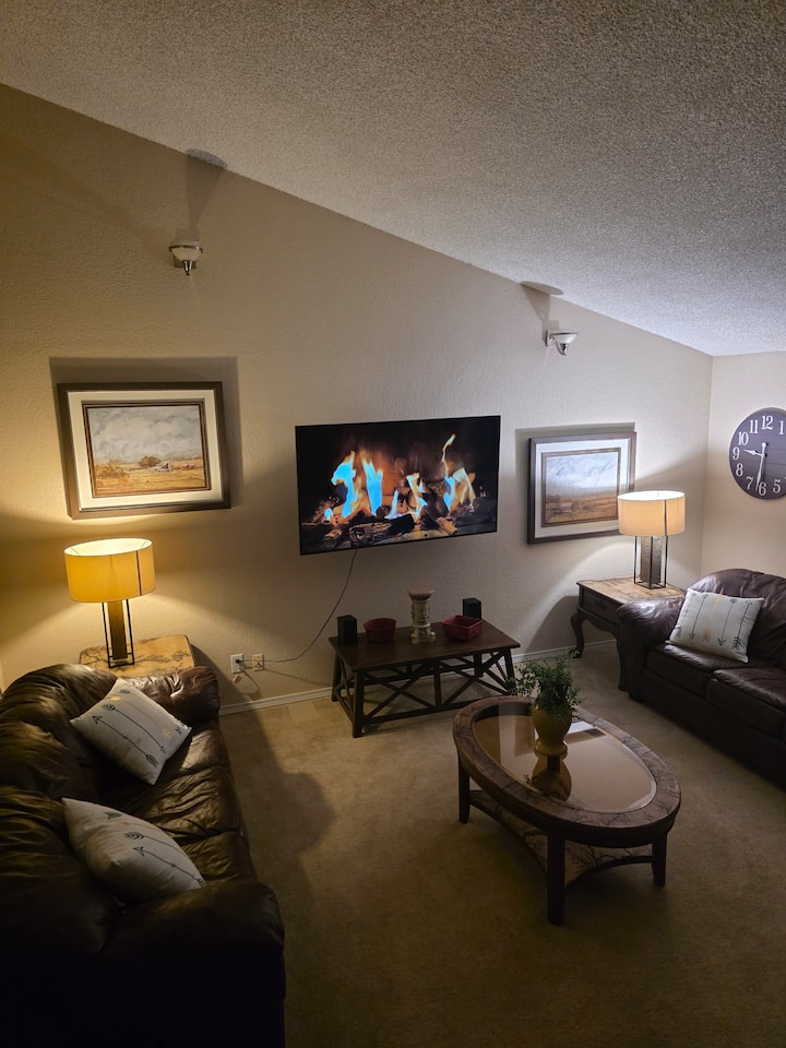 Dreamy Queen Bedroom In Hillcrest Home - Phoenix, OR