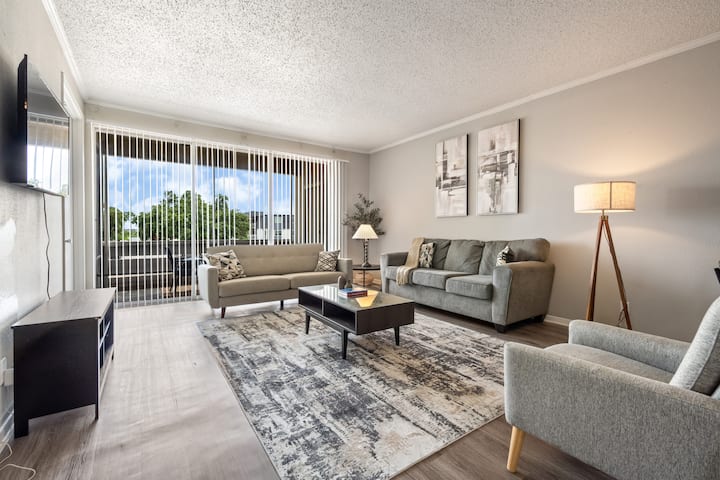 Spacious 2br Near Nasa | Pool, Balcony & Wifi - League City, TX