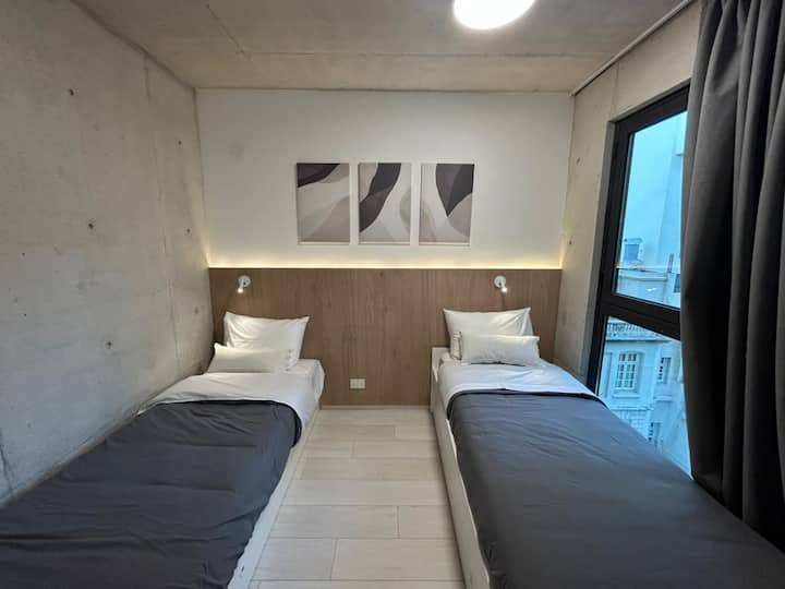 Dormitorio cómodo y acogedor, pensado para un descanso reparador. Cuenta con cama confortable, ropa de cama de calidad y espacio de guardado, en un ambiente tranquilo, cálido y luminoso.