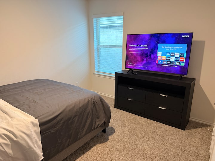 Cozy Queen Room Near Unt, New Home Kitchen Access - Denton, TX