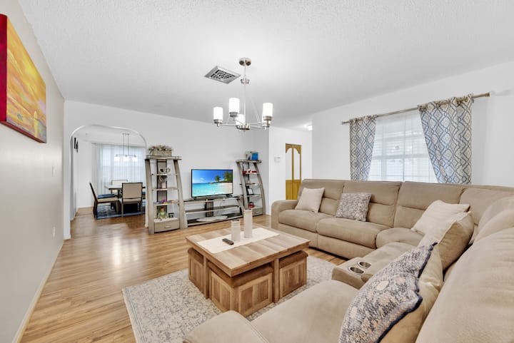 Cozy Home With Fireplace And Patio - St. Petersburg, FL