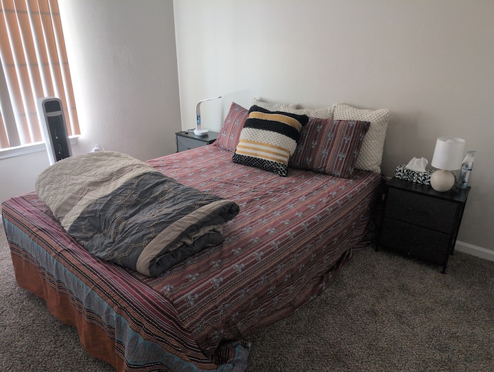 Quiet Auburn Hills Room | Free Wi-fi & Parking - Pontiac, MI