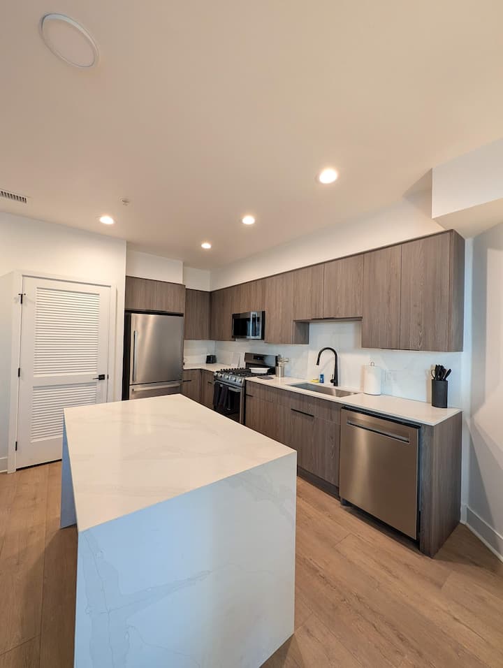 Fully Furnished 1br San Diego W/ Wi-fi • Parking - San Diego, CA