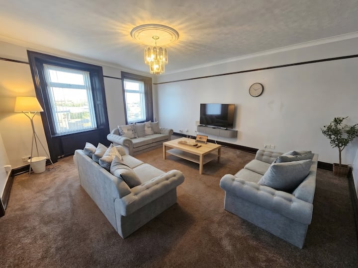Spacious 4 Bedroom House In Birstall, Leeds - Leeds