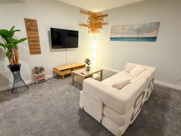 Spacious King Suite | Gameroom | Dedicated Parking - カルガリー
