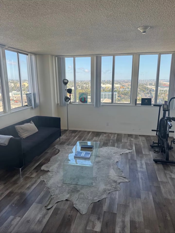 Oceanfront Apartment - Santa Monica, CA