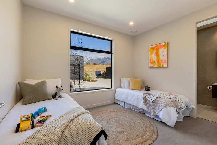 Twin bedroom that can be configured as a super king