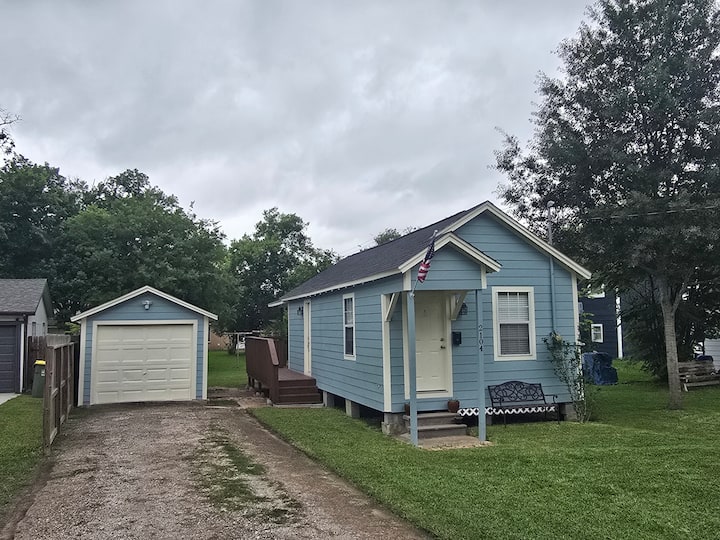 Cozy And Charming Home In Pearland! - Pearland, TX