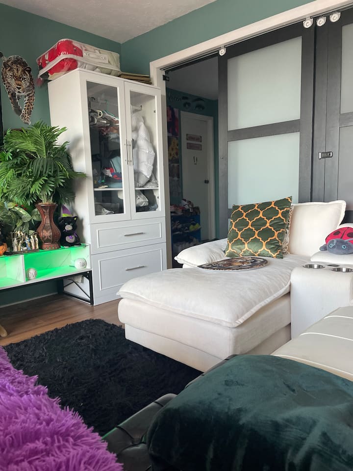 Private Room Available In A Clean, - Middletown, CT