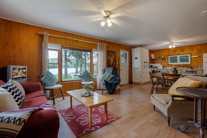 Sandy Shores Cabin On Lake St. Peter| Fire Pit+bbq - Algonquin Provincial Park