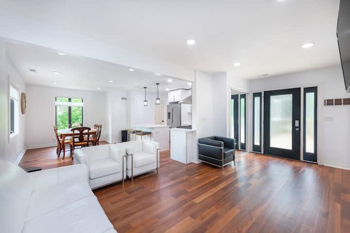 Modern House In Roselle - Bartlett, IL