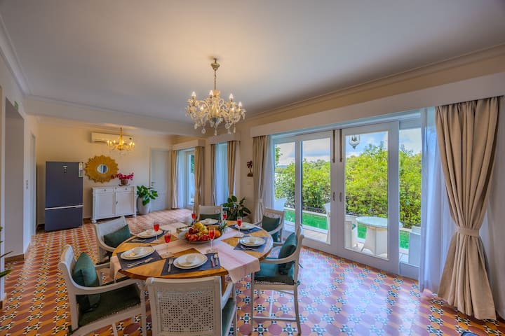 Dining area image 1