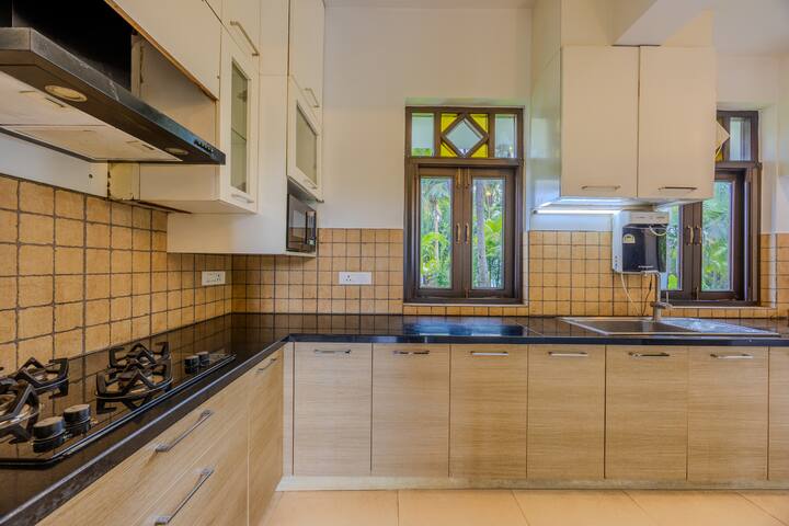 Full kitchen image 1