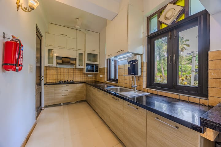 Full kitchen image 2