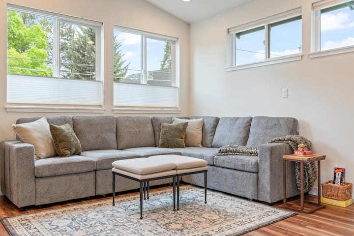 Walkable Galveston/14th St Vaulted Sunny Loft - Bend, OR