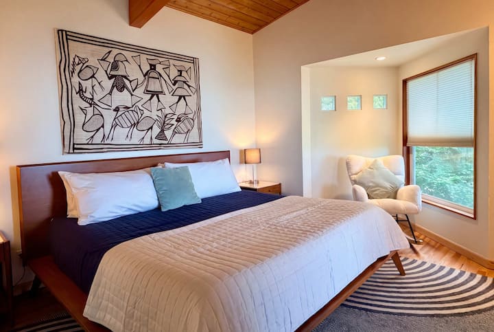 La suite principal en el nivel principal cuenta con una cama tamaño king, baño privado en suite y un espacioso vestidor.