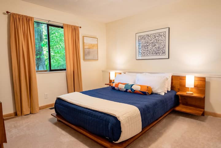 Cómoda recámara con cama tamaño queen y un ambiente tranquilo y relajante.