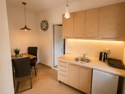Popular Airbnb listing: “Modernes Apartment mit Terrasse” Sutomore in Haj Nehaj