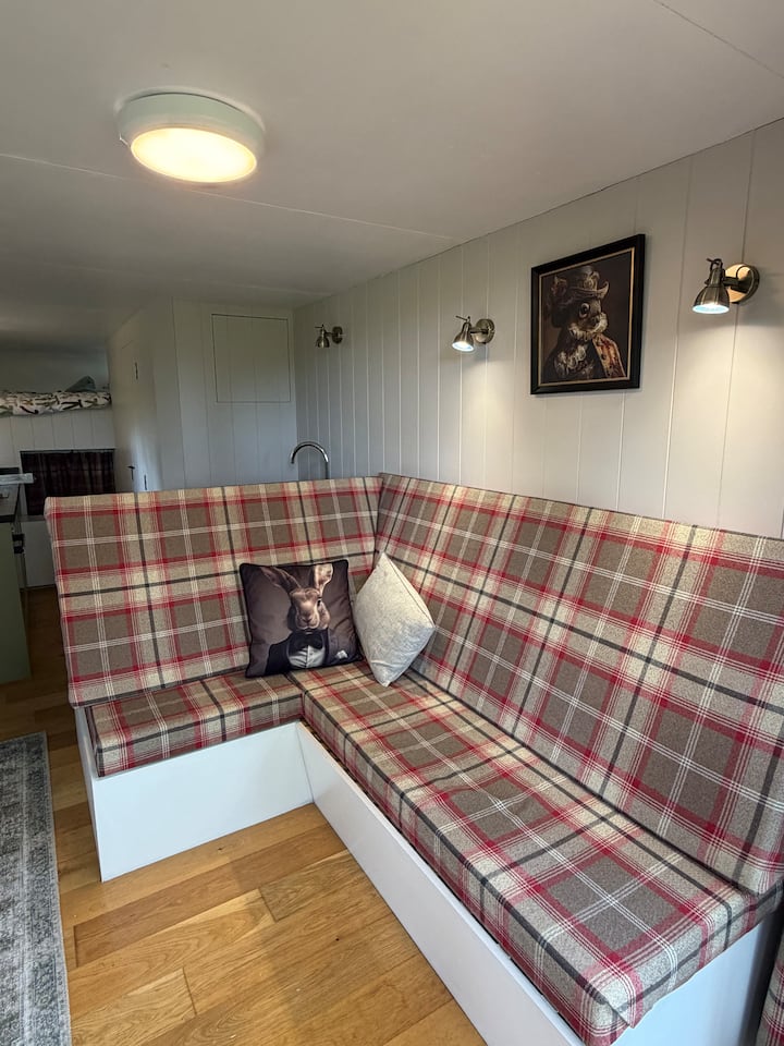 Judy-ann. Quirky And Cosy Converted Horse Lorry. - Devon