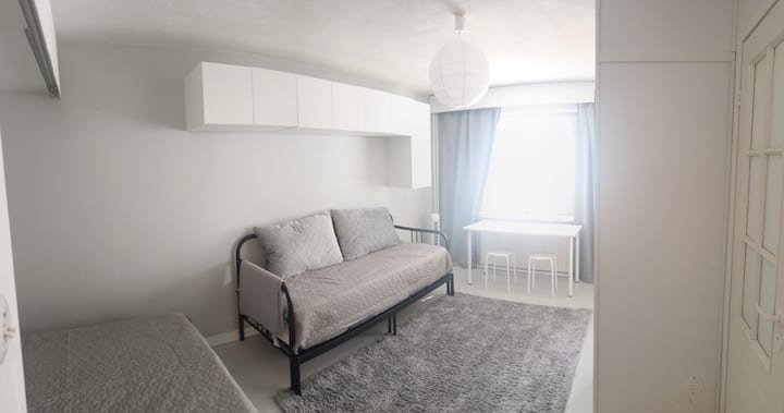 Alkovissa 140cm leveä parisänky, oleskelutilassa levitettävä sohvasänky, josta saa mukavan löhöilypaikan lisäämällä tyynyjä sekä asettamalla jakkaran jalkojen alle rahiksi.