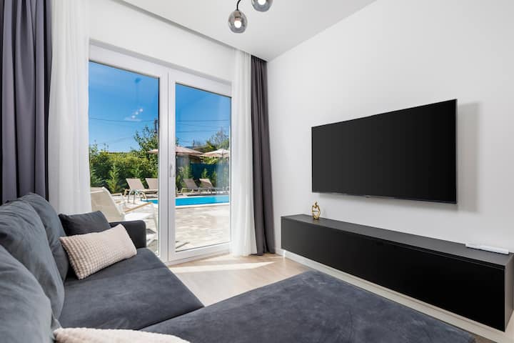 1 Bedroom Apartment With Pool And Garage - Lovran