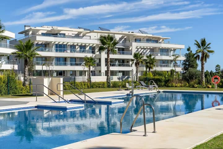 Apartamento Em Las Lagunas. Com 3 Piscinas E Padel - Mijas