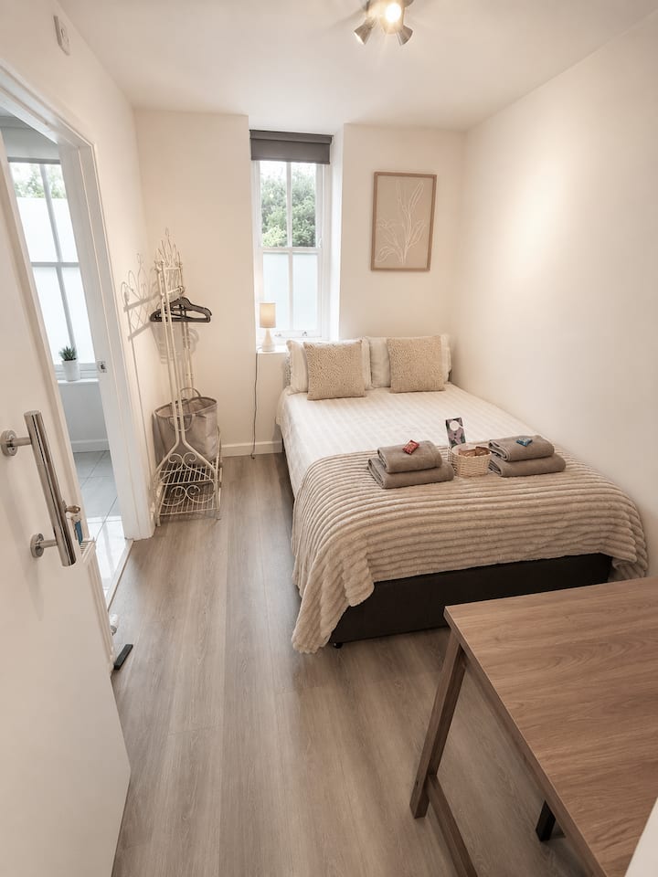 Cosy Compact En-suite Room W/ Free Parking - Surbiton