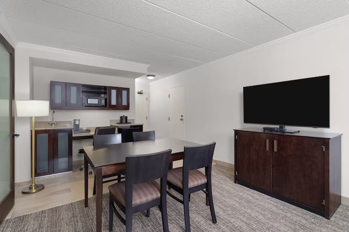 1br 2 Queens | Wyndham Burnsville | Suite Space - Lakeville, MN