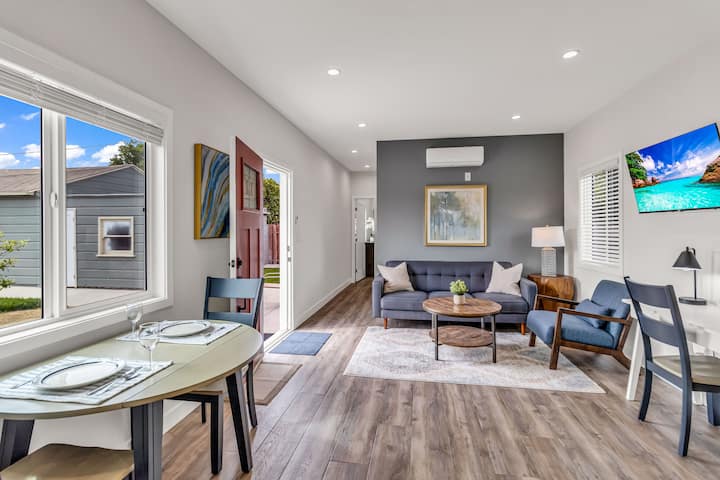 New, Modern, Stylish Guesthouse - South Gate, CA