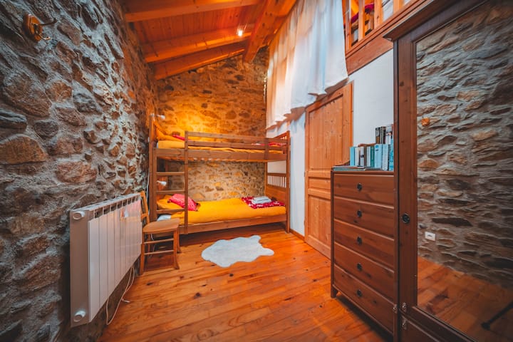 Chambre avec 2 lits superposés, chambre 3 en mezzanine accessible depuis cette chambre par un escalier japonais