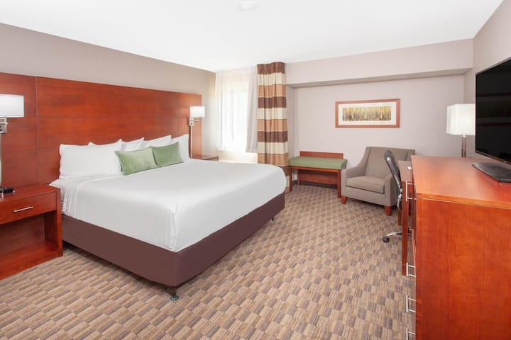Wyndham Fort Wayne | King | Near Downtown Fw - Fort Wayne