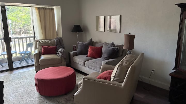 Beautiful 3 Bedroom 2.5 Bath Furnished Condo! - Irving, TX
