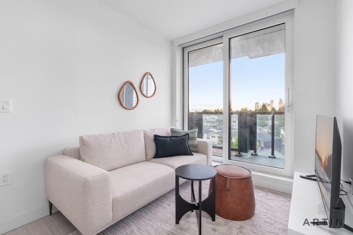 Chic 2br Condo | Balcony, Laundry & Near Skytrain - Vancouver