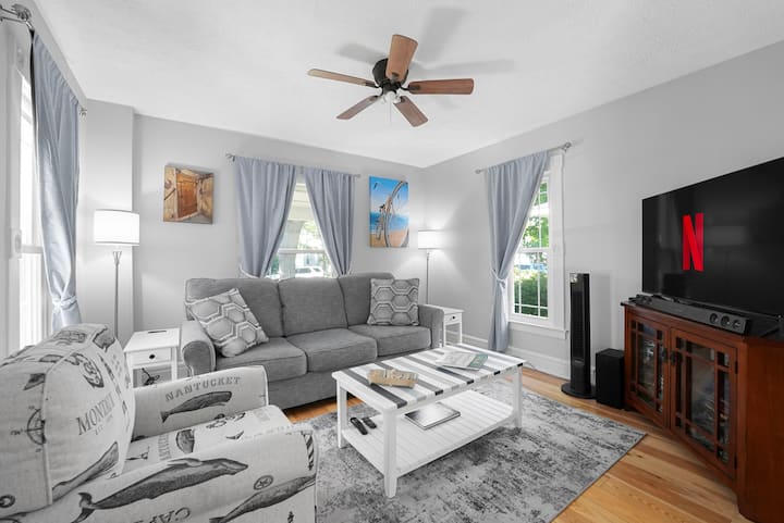 Canvas & Coast Dt Tc, Games + Fire Pit | Pets Ok - Traverse City, MI