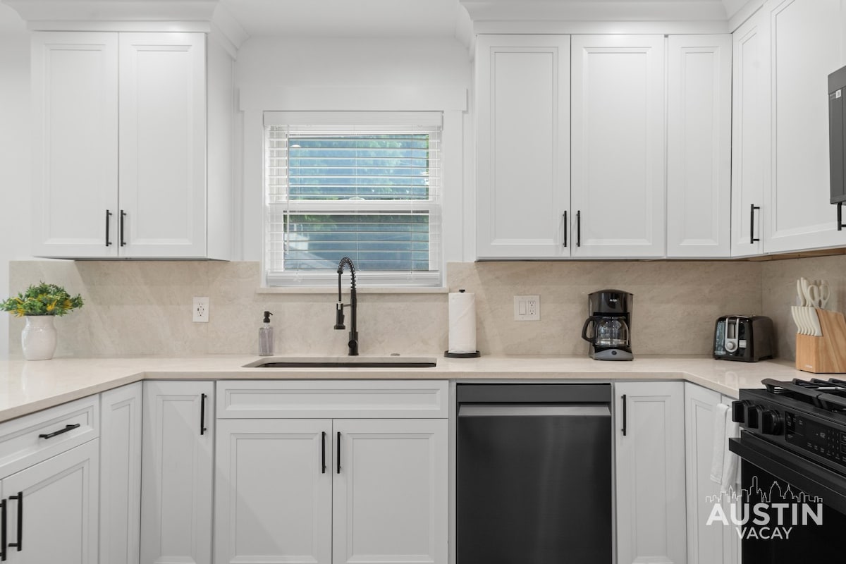 Settle In | Renovated High-End E Austin 2BR Home