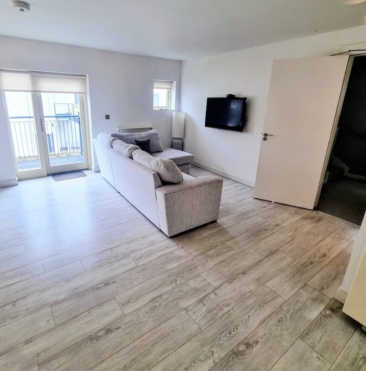 Spacious 3br Townhouse W/ Balcony & Chef's Kitchen - Kinsale