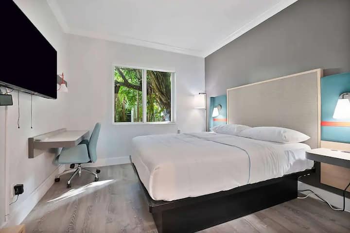 Queen | Atrium Miami Springs| Near Cityplace Doral - Miami