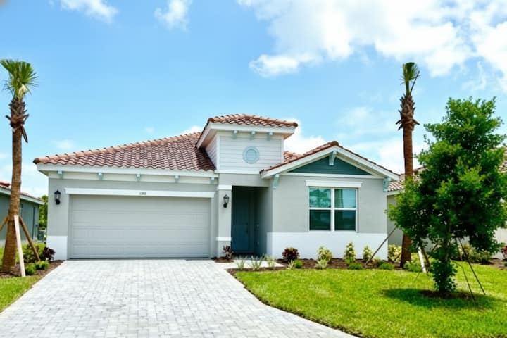 Lakeside Palms Retreat/lake View, Pool & Trail - Venice, FL