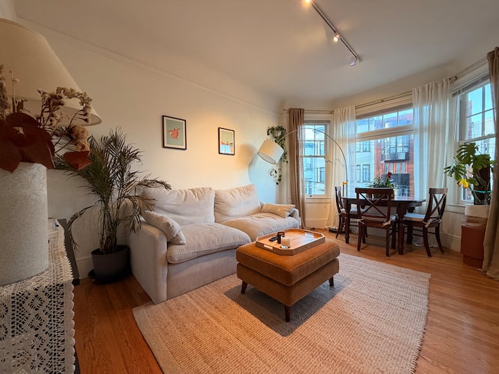 Cozy North Beach Apartment With Coit Tower View - San Francisco, CA