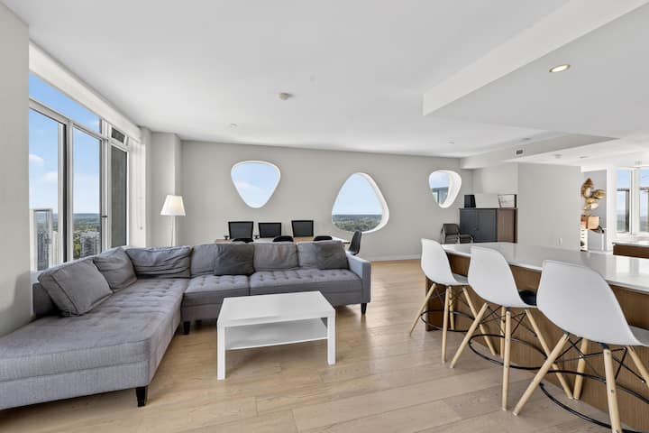 3br Penthouse With Skyline Views & Patio - Surrey