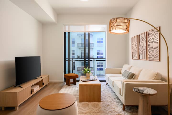 Luxe 2br | Rooftop Pool, Private Balcony | Sense28 - Miami