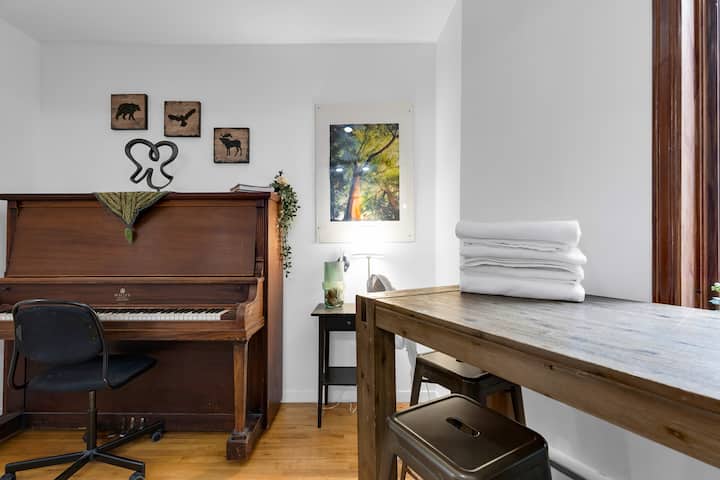 Sun-drenched 3br Corner Flat, Steps To Mtn - Montreal