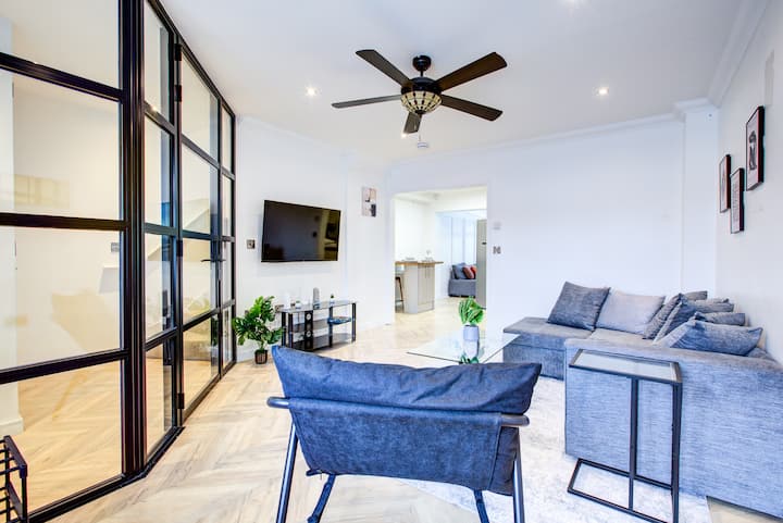 Stylish 3br | 2ba Modern Retreat  Sleeps 7 - Slough